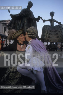 Venice Carnival 1998 dedicated to Giacomo Casanova. Masks in front of the monument to Giacomo Casanova by Mihail Chemiakin / Carnevale di Venezia 1998 dedicato a Giacomo Casanova. Maschere davanti al monumento a Giacomo Casanova di Mihail Chemiakin - ©Marcello Mencarini/Rosebud2
