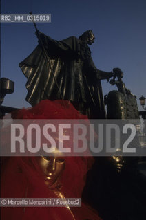 Venice Carnival 1998 dedicated to Giacomo Casanova. Mask in front of the monument to Giacomo Casanova by Mihail Chemiakin / Carnevale di Venezia 1998 dedicato a Giacomo Casanova. Maschera davanti al monumento a Giacomo Casanova di Mihail Chemiakin - ©Marcello Mencarini/Rosebud2