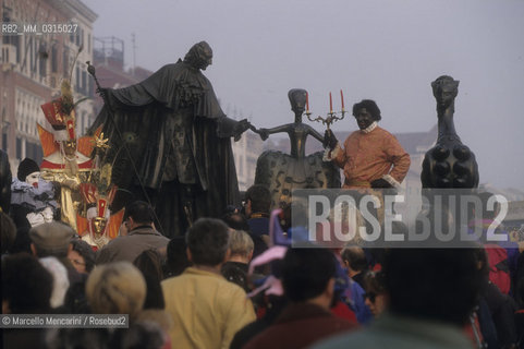 Venice Carnival 1998 dedicated to Giacomo Casanova. Crowd around the monument by Mihail Chemiakin dedicated to Giacomo Casanova / Carnevale di Venezia 1998 dedicato a Giacomo Casanova. Folla intorno al monumento di Mihail Chemiakin dedicato a Giacomo Casanova - ©Marcello Mencarini/Rosebud2