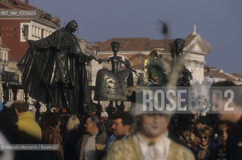 Venice Carnival 1998 dedicated to Giacomo Casanova. People around the monument by Mihail Chemiakin dedicated to Giacomo Casanova / Carnevale di Venezia 1998 dedicato a Giacomo Casanova. Gente intorno al monumento di Mihail Chemiakin dedicato a Giacomo Casanova - ©Marcello Mencarini/Rosebud2