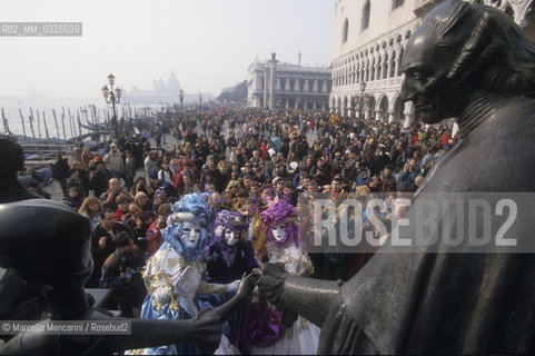 Venice Carnival 1998 dedicated to Giacomo Casanova. Crowd around the monument by Mihail Chemiakin dedicated to Giacomo Casanova / Carnevale di Venezia 1998 dedicato a Giacomo Casanova. Folla intorno al monumento di Mihail Chemiakin dedicato a Giacomo Casanova - ©Marcello Mencarini/Rosebud2