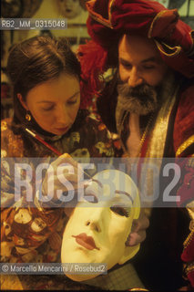 Venice Carnival 1998 dedicated to Giacomo Casanova. Mask inspired by Fellinis Casanova made in the workshop Mondo novo of Guerrino Lovato here with an assistant of his/ Carnevale di Venezia 1998 dedicato a Giacomo Casanova. Maschera ispirata al Casanova di Fellini del laboratorio Mondo Novo di Guerrino lovato, qui ritratto con una delle sue assistenti - ©Marcello Mencarini/Rosebud2