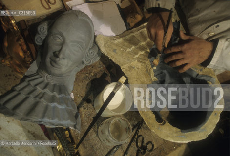 Venice Carnival 1998 dedicated to Giacomo Casanova. Manufacturing of a Casanova mask in the workshop Tragicomica of Gualtiero DallOsto / Carnevale di Venezia 1998 dedicato a Giacomo Casanova. Produzione di una maschera di Casanova nel laboratorio Tragicomica di Gualtiero DallOsto - ©Marcello Mencarini/Rosebud2