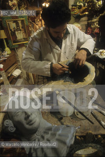 Venice Carnival 1998 dedicated to Giacomo Casanova. Manufacturing of a Casanova mask in the workshop Tragicomica of Gualtiero DallOsto / Carnevale di Venezia 1998 dedicato a Giacomo Casanova. Produzione di una maschera di Casanova nel laboratorio Tragicomica di Gualtiero DallOsto - ©Marcello Mencarini/Rosebud2