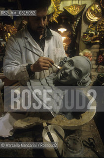 Venice Carnival 1998 dedicated to Giacomo Casanova. Manufacturing of a Casanova mask in the workshop Tragicomica of Gualtiero DallOsto / Carnevale di Venezia 1998 dedicato a Giacomo Casanova. Produzione di una maschera di Casanova nel laboratorio Tragicomica di Gualtiero DallOsto - ©Marcello Mencarini/Rosebud2