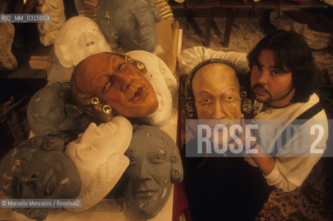 Venice Carnival 1998 dedicated to Giacomo Casanova. Masks of Casanova made in the workshop I Mascareri of Massimo Boldrin / Carnevale di Venezia 1998 dedicato a Giacomo Casanova. Maschere di Casanova prodotte nel laboratorio I mascareri di Masmo Boldrin - ©Marcello Mencarini/Rosebud2