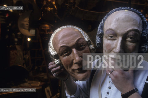 Venice Carnival 1998 dedicated to Giacomo Casanova. Masks of Casanova made in the workshop I Mascareri of Massimo Boldrin / Carnevale di Venezia 1998 dedicato a Giacomo Casanova. Maschere di Casanova prodotte nel laboratorio I mascareri di Masmo Boldrin - ©Marcello Mencarini/Rosebud2