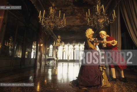 Venice Carnival 1998 dedicated to Giacomo Casanova. Eighteenth century masked ball style at Palazzo Pisani Moretta / Venice Carnival 1998 dedicated to Giacomo Casanova. Eighteenth century masked ball style at Palazzo Pisani Moretta / Carnevale di Venezia 1998 dedicato a Giacomo Casanova. Ballo in maschera in costumi del Settecento a Palazzo Pisani Moretta  - ©Marcello Mencarini/Rosebud2