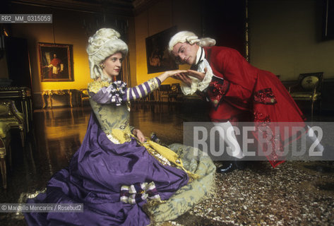 Venice Carnival 1998 dedicated to Giacomo Casanova. Eighteenth century masked ball style at Palazzo Pisani Moretta / Venice Carnival 1998 dedicated to Giacomo Casanova. Eighteenth century masked ball style at Palazzo Pisani Moretta / Carnevale di Venezia 1998 dedicato a Giacomo Casanova. Ballo in maschera in costumi del Settecento a Palazzo Pisani Moretta  - ©Marcello Mencarini/Rosebud2