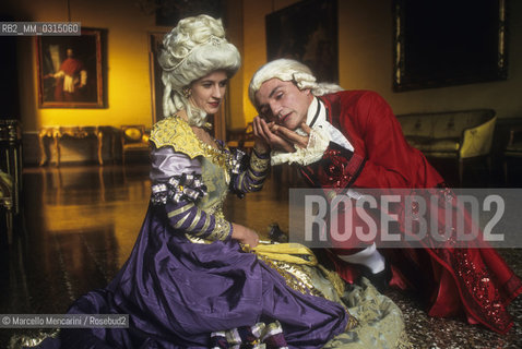 Venice Carnival 1998 dedicated to Giacomo Casanova. Eighteenth century masked ball style at Palazzo Pisani Moretta / Venice Carnival 1998 dedicated to Giacomo Casanova. Eighteenth century masked ball style at Palazzo Pisani Moretta / Carnevale di Venezia 1998 dedicato a Giacomo Casanova. Ballo in maschera in costumi del Settecento a Palazzo Pisani Moretta  - ©Marcello Mencarini/Rosebud2