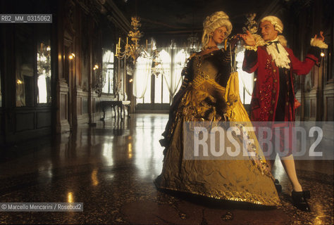 Venice Carnival 1998 dedicated to Giacomo Casanova. Eighteenth century masked ball style at Palazzo Pisani Moretta / Venice Carnival 1998 dedicated to Giacomo Casanova. Eighteenth century masked ball style at Palazzo Pisani Moretta / Carnevale di Venezia 1998 dedicato a Giacomo Casanova. Ballo in maschera in costumi del Settecento a Palazzo Pisani Moretta  - ©Marcello Mencarini/Rosebud2