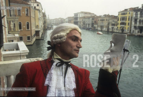 Venice Carnival 1998 dedicated to Giacomo Casanova. Eighteenth century masked ball style at Palazzo Pisani Moretta / Venice Carnival 1998 dedicated to Giacomo Casanova. Eighteenth century masked ball style at Palazzo Pisani Moretta / Carnevale di Venezia 1998 dedicato a Giacomo Casanova. Ballo in maschera in costumi del Settecento a Palazzo Pisani Moretta  - ©Marcello Mencarini/Rosebud2