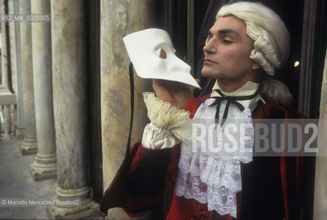 Venice Carnival 1998 dedicated to Giacomo Casanova. Eighteenth century masked ball style at Palazzo Pisani Moretta / Venice Carnival 1998 dedicated to Giacomo Casanova. Eighteenth century masked ball style at Palazzo Pisani Moretta / Carnevale di Venezia 1998 dedicato a Giacomo Casanova. Ballo in maschera in costumi del Settecento a Palazzo Pisani Moretta  - ©Marcello Mencarini/Rosebud2