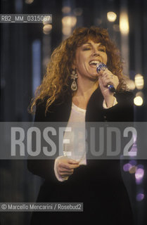 Sanremo Music Festival 1990. Italian pop singer and record producer Caterina Caselli sings Bisognerebbe non pensare che a te (coupled to the English version sung by Miriam Makeba: Give me a Reason) / Festival di Sanremo 1990. Caterina Caselli canta Bisognerebbe non pensare che a te (abbinata alla versione inglese cantata da Miriam Makeba: Give me a Reason) - ©Marcello Mencarini/Rosebud2