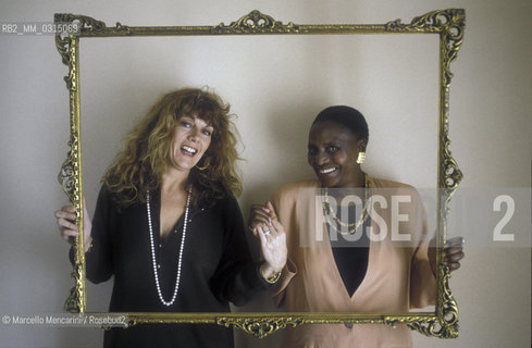 Sanremo Music Festival 1990. Italian pop singer and record producer Caterina Caselli poses with Miram Makeba. The Caseliis song Bisognerebbe non pensare che a te is coupled to its English version Give me a Reason, sung by Miriam Makeba / Festival di Sanremo 1990. La cantante e produttrice discografica Caterina Caselli posa con Miriam Makeba. La canzone di Caterina Caselli Bisognerebbe non pensare che a te è abbinata alla versione inglese Give me a Reason cantata da Miriam Makeba - ©Marcello Mencarini/Rosebud2