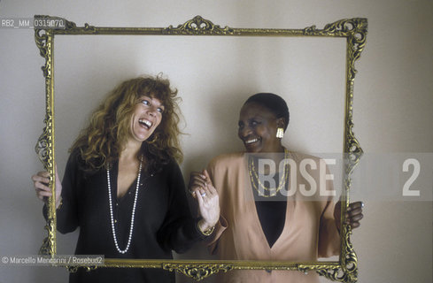 Sanremo Music Festival 1990. Italian pop singer and record producer Caterina Caselli poses with Miram Makeba. The Caseliis song Bisognerebbe non pensare che a te is coupled to its English version Give me a Reason, sung by Miriam Makeba / Festival di Sanremo 1990. La cantante e produttrice discografica Caterina Caselli posa con Miriam Makeba. La canzone di Caterina Caselli Bisognerebbe non pensare che a te è abbinata alla versione inglese Give me a Reason cantata da Miriam Makeba - ©Marcello Mencarini/Rosebud2