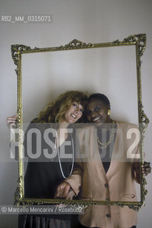 Sanremo Music Festival 1990. Italian pop singer and record producer Caterina Caselli poses with Miram Makeba. The Caseliis song Bisognerebbe non pensare che a te is coupled to its English version Give me a Reason, sung by Miriam Makeba / Festival di Sanremo 1990. La cantante e produttrice discografica Caterina Caselli posa con Miriam Makeba. La canzone di Caterina Caselli Bisognerebbe non pensare che a te è abbinata alla versione inglese Give me a Reason cantata da Miriam Makeba - ©Marcello Mencarini/Rosebud2