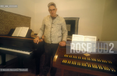 Italian composer Niccolò Castiglioni in his house, 1988 / Il compositore Niccolò Castiglioni nella sua casa, 1988 - ©Marcello Mencarini/Rosebud2