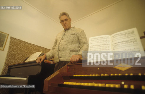 Italian composer Niccolò Castiglioni in his house, 1988 / Il compositore Niccolò Castiglioni nella sua casa, 1988 - ©Marcello Mencarini/Rosebud2