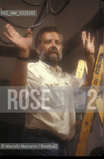 Cartoonist Sergio Staino on the set of the movie Cavalli si nasce directed by himself, 1988 / Il fumettista e disegnatore Sergio Staino sul set del film Cavalli si nasce da lui diretto, 1988 - ©Marcello Mencarini/Rosebud2