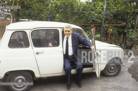 Rome, 1984. TV journalist Paolo Cavallina getting out of his car / Roma, 1984. Il giornalista televisivo Paolo Cavallina mentre scende dalla sua automobile - ©Marcello Mencarini/Rosebud2