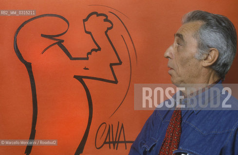 Lucca, 1984. Italian cartoonist Osvaldo Cavandoli posing next to a drawing of his character La Linea (The Line) / Lucca, 1984. Il disegnatore di fumetti Osvaldo Cavandoli posa accanto a un disegno del suo personaggio La Linea - ©Marcello Mencarini/Rosebud2