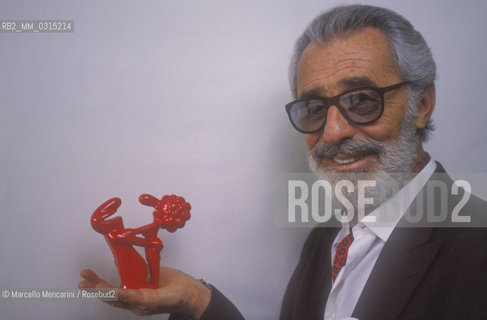 Lucca, 1990. Italian cartoonist Osvaldo Cavandoli holding a statuette of his character La Linea (The Line) / Lucca, 1990. Il disegnatore di fumetti Osvaldo Cavandoli con in mano una statuetta del suo personaggio La Linea - ©Marcello Mencarini/Rosebud2