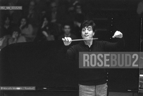 Italian conductor Aldo Ceccato performing (1982) / Il direttore dorchestra Aldo Ceccato mentre dirige - ©Marcello Mencarini/Rosebud2