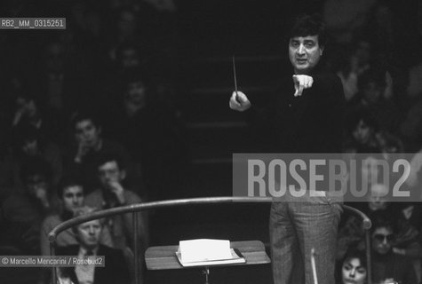 Italian conductor Aldo Ceccato performing (1982) / Il direttore dorchestra Aldo Ceccato mentre dirige - ©Marcello Mencarini/Rosebud2