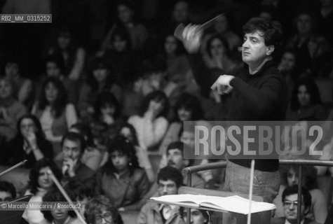 Italian conductor Aldo Ceccato performing (1982) / Il direttore dorchestra Aldo Ceccato mentre dirige - ©Marcello Mencarini/Rosebud2