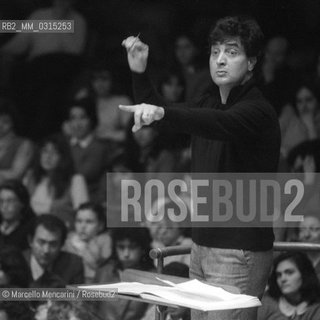 Italian conductor Aldo Ceccato performing (1982) / Il direttore dorchestra Aldo Ceccato mentre dirige - ©Marcello Mencarini/Rosebud2