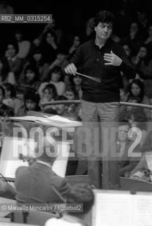 Italian conductor Aldo Ceccato performing (1982) / Il direttore dorchestra Aldo Ceccato mentre dirige - ©Marcello Mencarini/Rosebud2