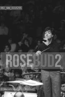 Italian conductor Aldo Ceccato performing (1982) / Il direttore dorchestra Aldo Ceccato mentre dirige - ©Marcello Mencarini/Rosebud2