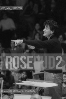 Italian conductor Aldo Ceccato performing (1982) / Il direttore dorchestra Aldo Ceccato mentre dirige - ©Marcello Mencarini/Rosebud2