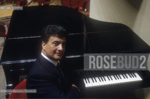 Rome, Pius XII Auditorium (concert hall of the Santa Cecilia Academy Orchestra), 1992. Italian conductor Aldo Ceccato / Roma, Auditorium Pio XII (sede dei concerti dellorchestra dellAccademia nazionale di Santa Cecilia), 1992. Il direttore dorchestra Aldo Ceccato - ©Marcello Mencarini/Rosebud2