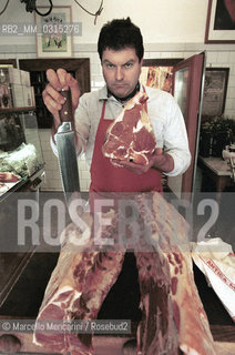 Butcher Dario Cecchini in his shop Antica macelleria Cecchini at Panzano in Chianti, Tuscany, 2001 / Il macellaio Dario Cecchini nel suo negozio Antica macelleria Cecchini a Panzano in Chianti, Toscana, 2001 - ©Marcello Mencarini/Rosebud2