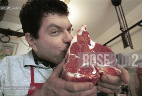 Butcher Dario Cecchini in his shop Antica macelleria Cecchini at Panzano in Chianti, Tuscany, 2001 / Il macellaio Dario Cecchini nel suo negozio Antica macelleria Cecchini a Panzano in Chianti, Toscana, 2001 - ©Marcello Mencarini/Rosebud2