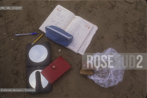 Venice Lido, Venice Film Festival, about 1985. Contents of the bag of Italian journalist and writer Camilla Cederna / Lido di Venezia, Mostra del Cinema di Venezia, 1985 circa. Contenuto della borsetta della giornalista Camilla Cederna sulla spiaggia - ©Marcello Mencarini/Rosebud2