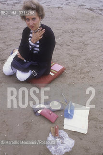 Venice Lido, Venice Film Festival, about 1985. Italian journalist and writer Camilla Cederna on the seaside / Lido di Venezia, Mostra del Cinema di Venezia, 1985 circa. La giornalista Camilla Cederna sulla spiaggia - ©Marcello Mencarini/Rosebud2
