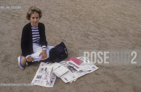 Venice Lido, Venice Film Festival, about 1985. Italian journalist and writer Camilla Cederna on the seaside / Lido di Venezia, Mostra del Cinema di Venezia, 1985 circa. La giornalista Camilla Cederna sulla spiaggia - ©Marcello Mencarini/Rosebud2