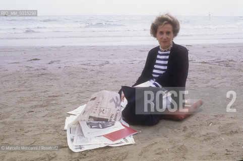 Venice Lido, Venice Film Festival, about 1985. Italian journalist and writer Camilla Cederna on the seaside / Lido di Venezia, Mostra del Cinema di Venezia, 1985 circa. La giornalista Camilla Cederna sulla spiaggia - ©Marcello Mencarini/Rosebud2