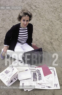 Venice Lido, Venice Film Festival, about 1985. Italian journalist and writer Camilla Cederna on the seaside / Lido di Venezia, Mostra del Cinema di Venezia, 1985 circa. La giornalista Camilla Cederna sulla spiaggia - ©Marcello Mencarini/Rosebud2