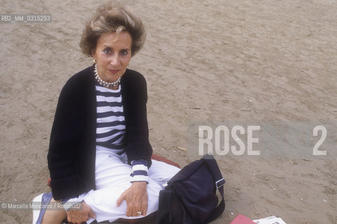 Venice Lido, Venice Film Festival, about 1985. Italian journalist and writer Camilla Cederna on the seaside / Lido di Venezia, Mostra del Cinema di Venezia, 1985 circa. La giornalista Camilla Cederna sulla spiaggia - ©Marcello Mencarini/Rosebud2