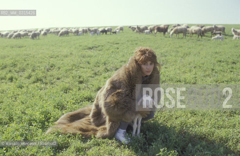 Model Jo Champa wearing a Fendi fur, 1986 / La modella Jo Champa indossa una pelliccia Fendi, 1986 - ©Marcello Mencarini/Rosebud2