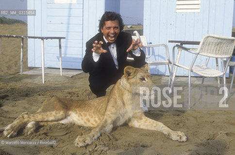 Venice Lido, Venice Film festival 1992. Italian TV presenter Piero Chiambretti with a lioness / Lido di Venezia, Mostra del Cinema di venezia 1992. Il presentatore televisivo Piero Chiambretti con una leonessa - ©Marcello Mencarini/Rosebud2