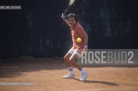 Venice Lido, Venice Film festival 1992. Italian TV presenter Piero Chiambretti playing tennis / Lido di Venezia, Mostra del Cinema di venezia 1992. Il presentatore televisivo Piero Chiambretti mentre gioca a tennis - ©Marcello Mencarini/Rosebud2