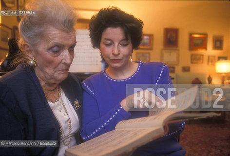 Milan, 1994. Italian soprano Gina Cigna in her house with Françoise Detchenique / Milano, 1994. Il soprano Gina Cigna nella sua casa con Françoise Detchenique - ©Marcello Mencarini/Rosebud2