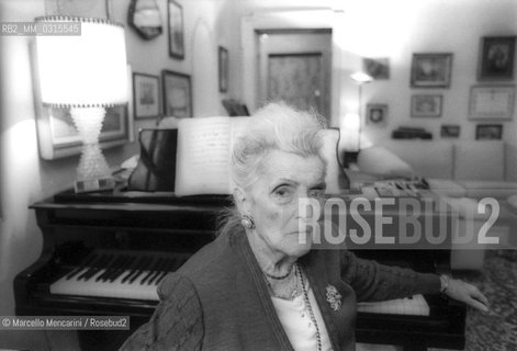 Milan, 1994. Italian soprano Gina Cigna in her house / Milano, 1994. Il soprano Gina Cigna nella sua casa - ©Marcello Mencarini/Rosebud2