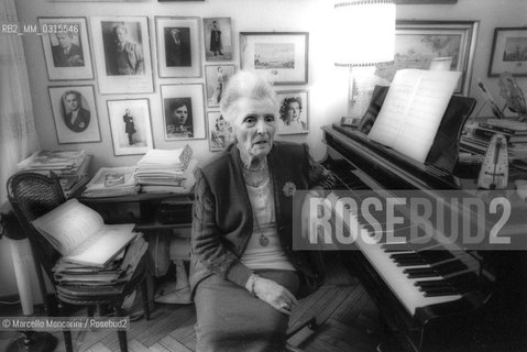 Milan, 1994. Italian soprano Gina Cigna in her house / Milano, 1994. Il soprano Gina Cigna nella sua casa - ©Marcello Mencarini/Rosebud2