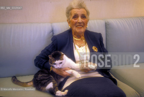 Milan, 1994. Italian soprano Gina Cigna in her house / Milano, 1994. Il soprano Gina Cigna nella sua casa - ©Marcello Mencarini/Rosebud2